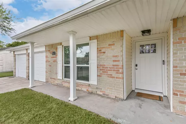 9039 Kirkland DR, Houston, TX 77089