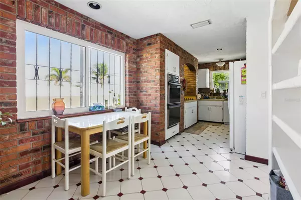 11285 8TH ST E, Treasure Island, FL 33706