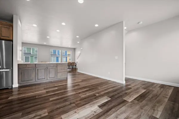 2504 N KNIGHTS LN, Layton, UT 84041
