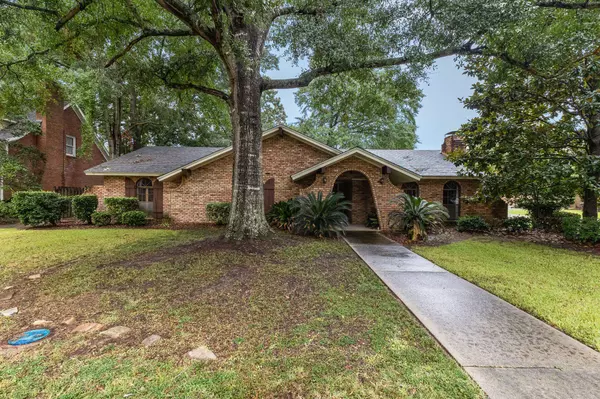 301 Lynnwood Cir., Hattiesburg, MS 39402