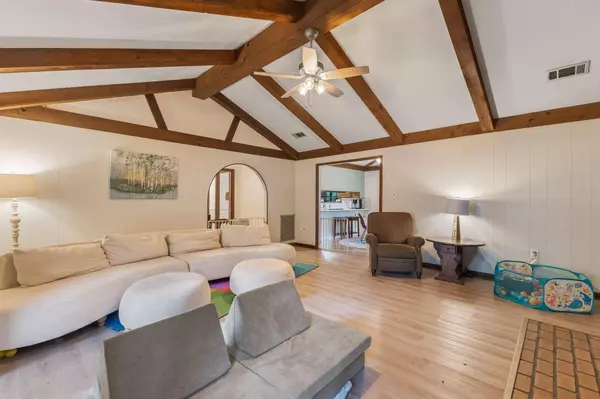 301 Lynnwood Cir., Hattiesburg, MS 39402