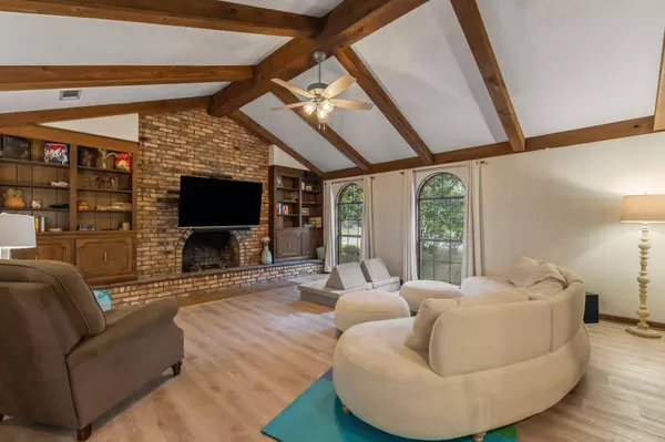 301 Lynnwood Cir., Hattiesburg, MS 39402