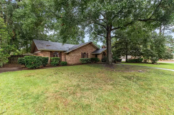 301 Lynnwood Cir., Hattiesburg, MS 39402