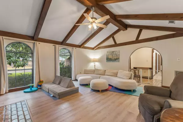 301 Lynnwood Cir., Hattiesburg, MS 39402