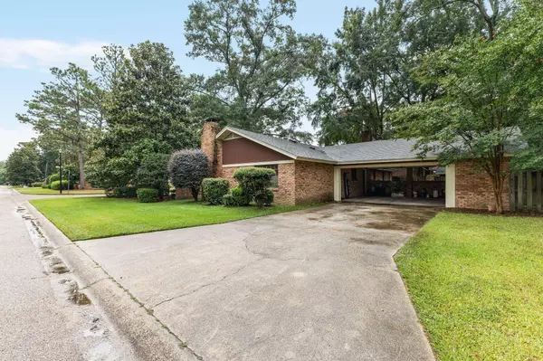 301 Lynnwood Cir., Hattiesburg, MS 39402