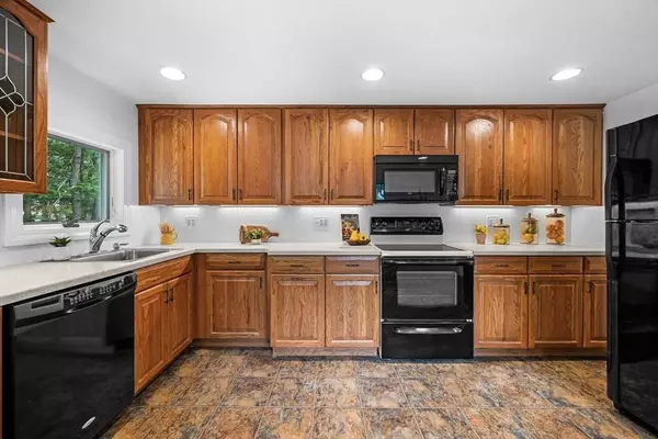 5 Lakeview Ave, Peabody, MA 01960