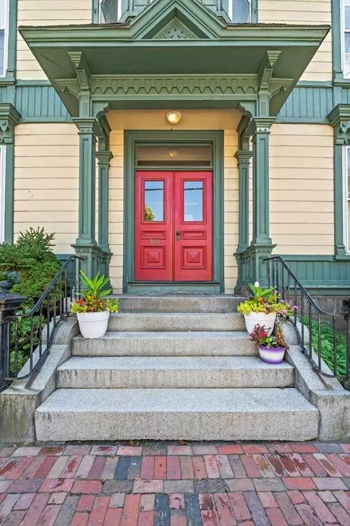 389 Essex St #3, Salem, MA 01970