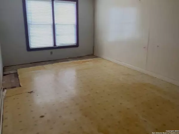 726 Avenue L, Poteet, TX 78065