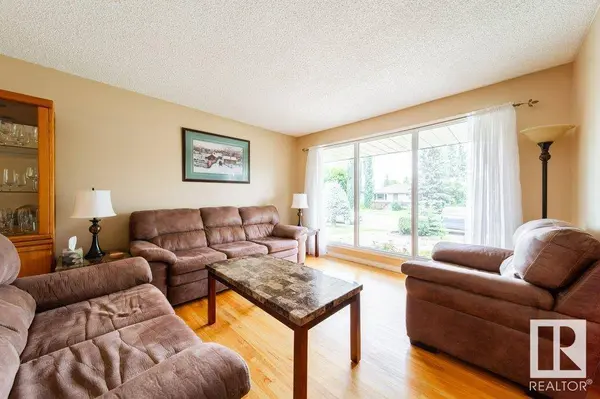 15629 83 AV NW, Edmonton, AB T5R 3T6