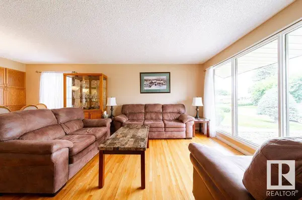 15629 83 AV NW, Edmonton, AB T5R 3T6