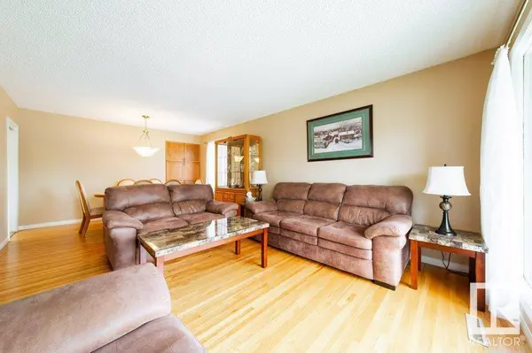 15629 83 AV NW, Edmonton, AB T5R 3T6