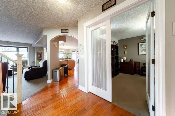 6040 166 AV NW, Edmonton, AB T5Y 0A8