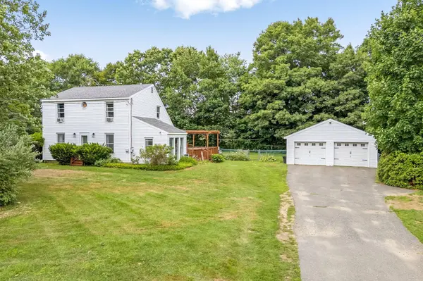 27 Bradford LN, China, ME 04358