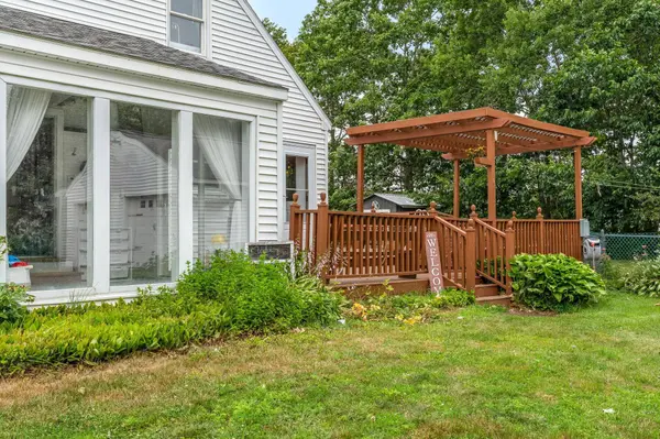 27 Bradford LN, China, ME 04358
