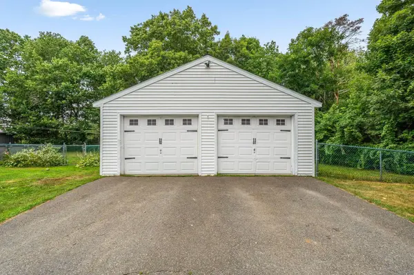 27 Bradford LN, China, ME 04358