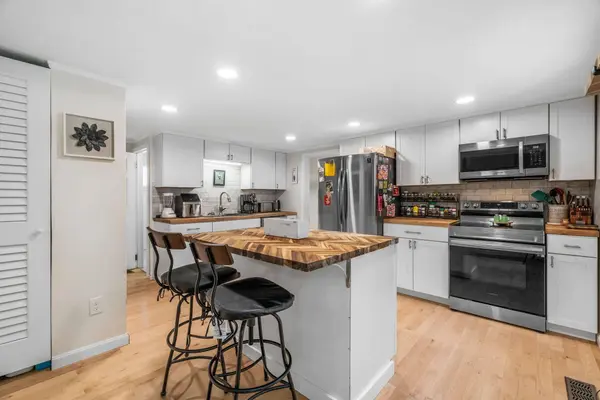 212 Annabessacook RD, Monmouth, ME 04265