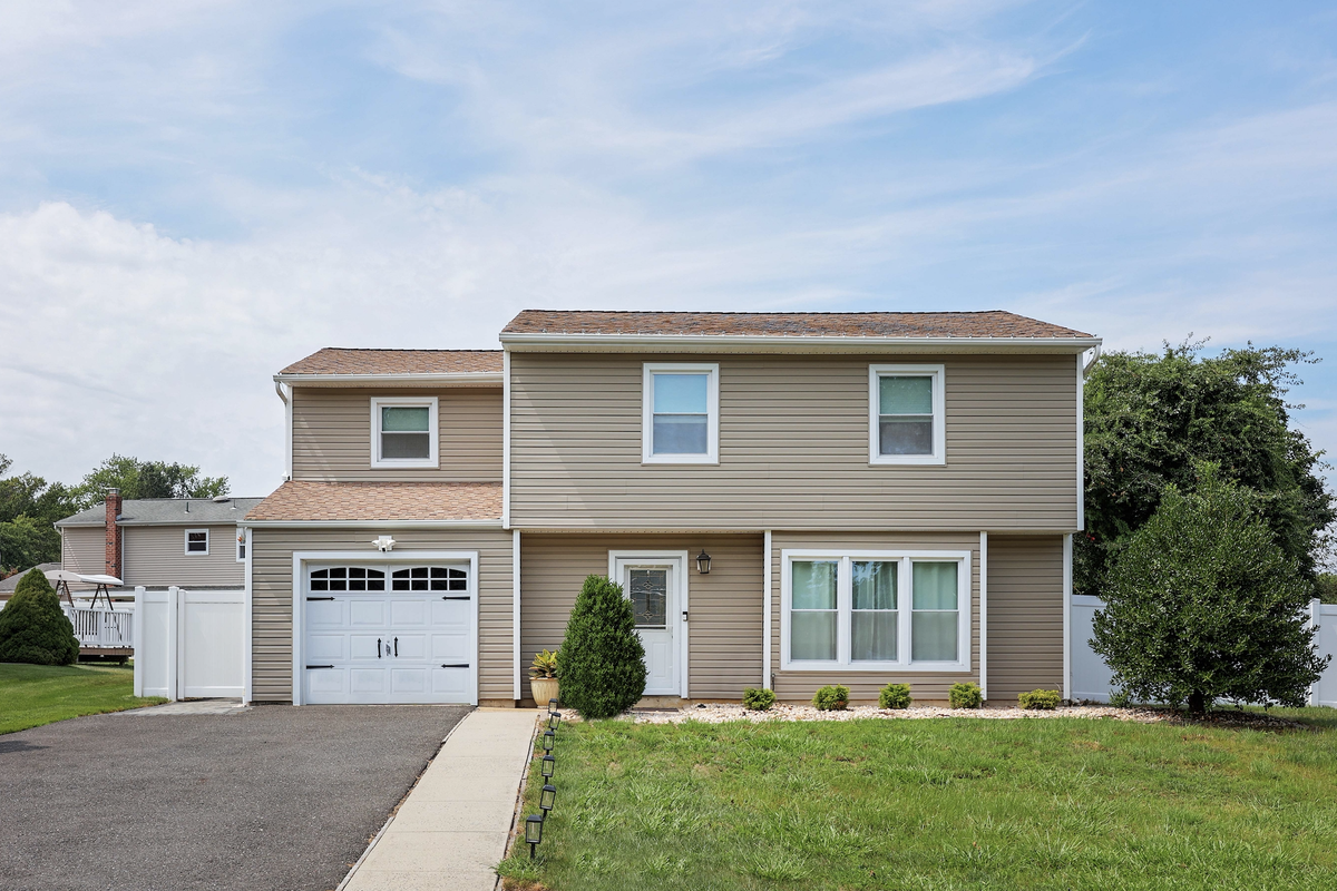 4 Meadow Ct, Hazlet, NJ 07730-1420