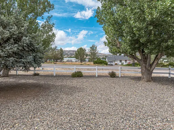 933 Spring Valley Pkwy, Spring Creek, NV 89835