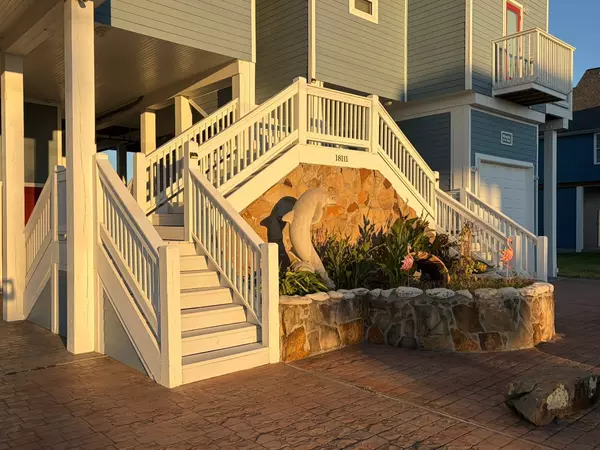 18111 Shaman DR, Galveston, TX 77554