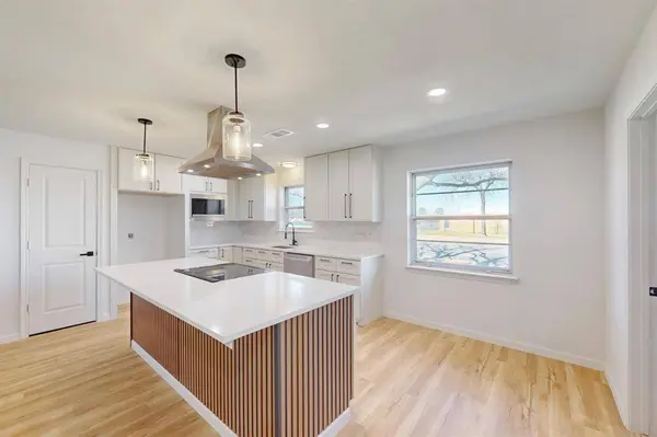 820 Bedford Court W, Hurst, TX 76053