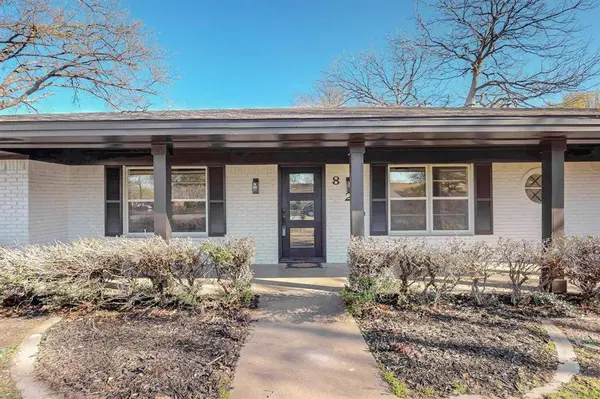 820 Bedford Court W, Hurst, TX 76053