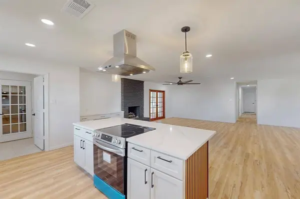 820 Bedford Court W, Hurst, TX 76053