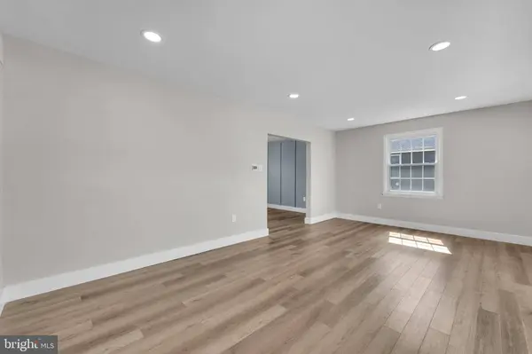 15 W KENNEDY DR, Clementon, NJ 08021