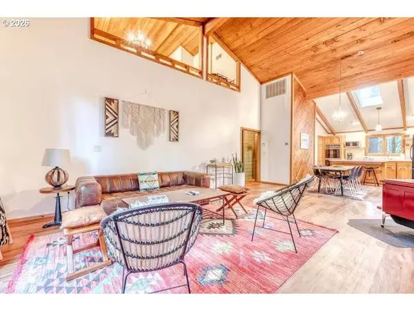 21220 E CRATER CT, Rhododendron, OR 97049