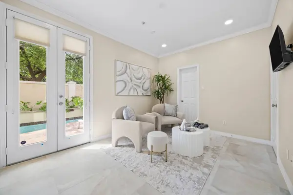 2086 Brentwood DR, Houston, TX 77019