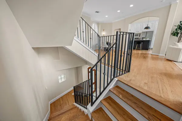 2086 Brentwood DR, Houston, TX 77019