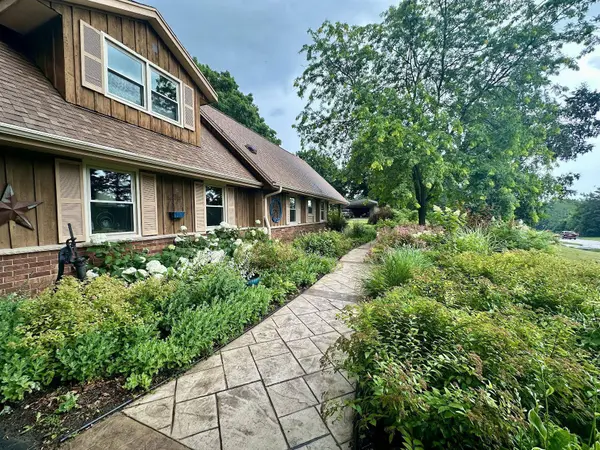 S56W23606 Maplewood Terrace, Waukesha, WI 53189