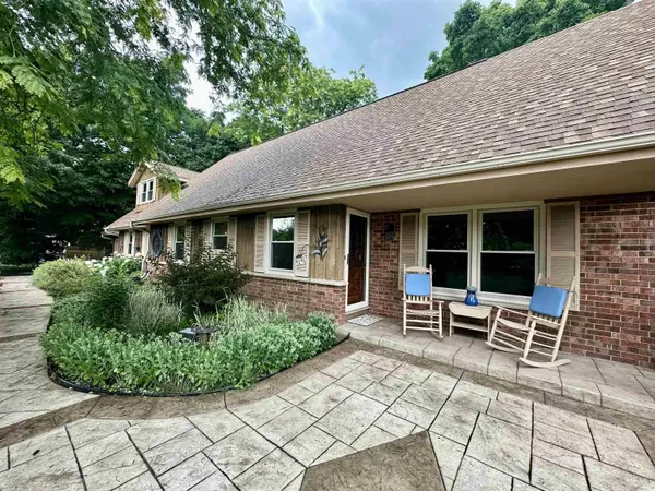 S56W23606 Maplewood Terrace, Waukesha, WI 53189