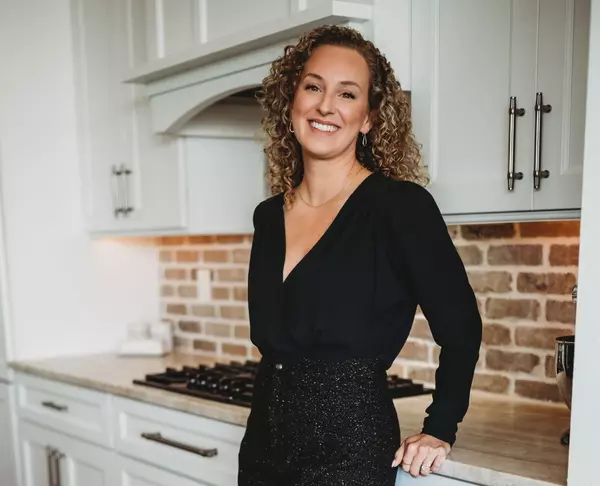Danielle Levesque- Agent