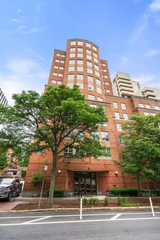 931 Massachusetts Ave #1003, Cambridge, MA 02139