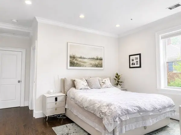 25 Euston St #2, Brookline, MA 02446