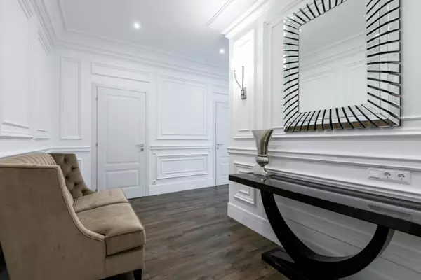 First Impressions Matter: How to Style Your Entryway with Vases, Benches, Mirrors, and Rugs