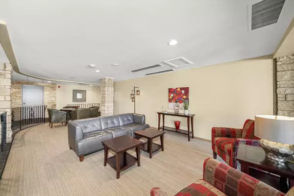 2300 Windsor Mall #2G, Park Ridge, IL 60068