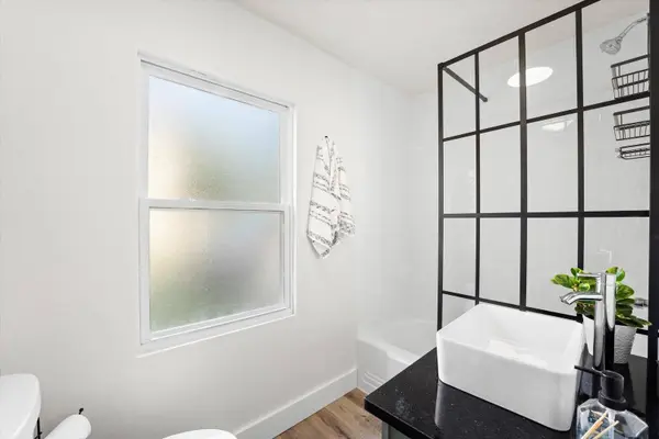 7411 N Wolcott AVE #1E, Chicago, IL 60626