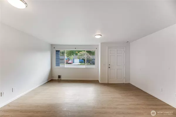 729 Woodford AVE N, Kent, WA 98031