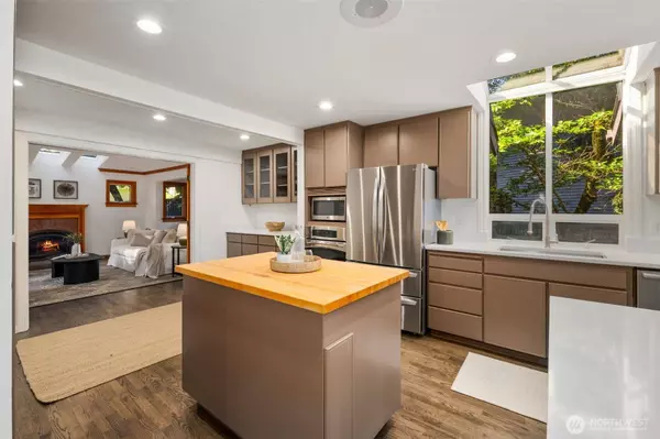 16939 SE 39th ST, Bellevue, WA 98008