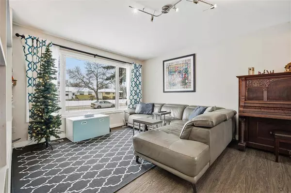 976 Cavalier DR, Winnipeg, MB R2Y 1E1