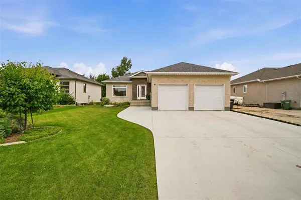 35 Norwood Bay, Mitchell, MB R5G 0Y7