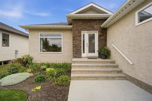 35 Norwood Bay, Mitchell, MB R5G 0Y7