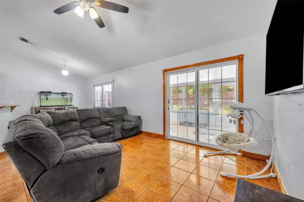 725 W 9TH ST, Deltona, FL 32725