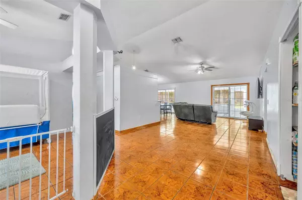 725 W 9TH ST, Deltona, FL 32725