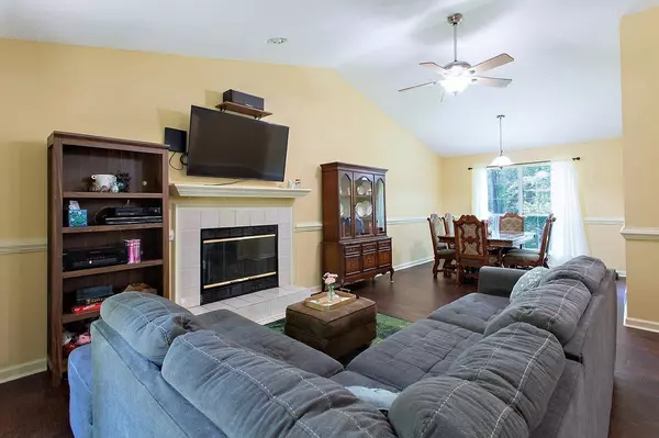 8264 Chickasaw Trl, Tallahassee, FL 32312