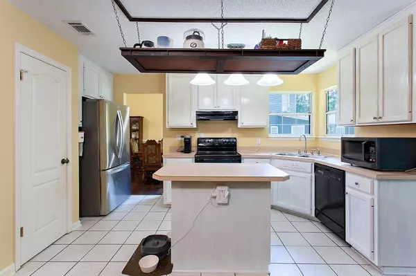 8264 Chickasaw Trl, Tallahassee, FL 32312