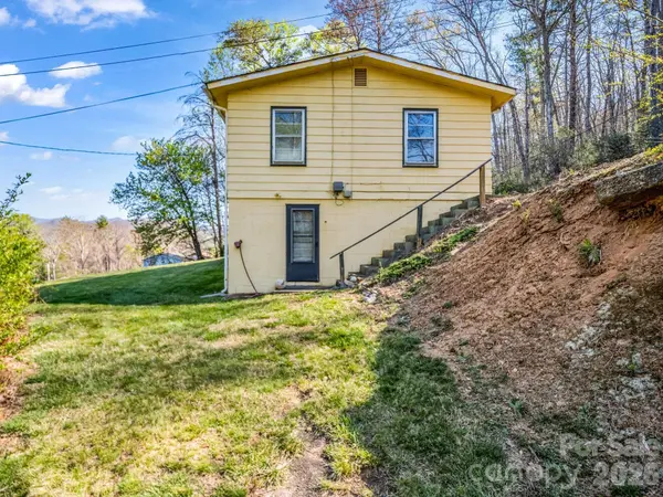 135 Jordan RD, Swannanoa, NC 28778