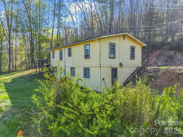 135 Jordan RD, Swannanoa, NC 28778