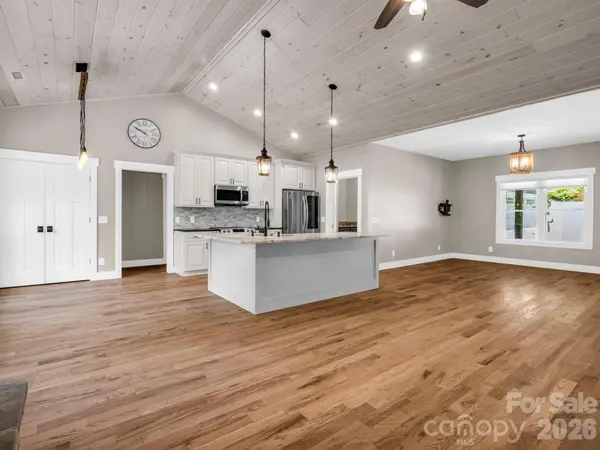 38 Scenic View DR, Hendersonville, NC 28792
